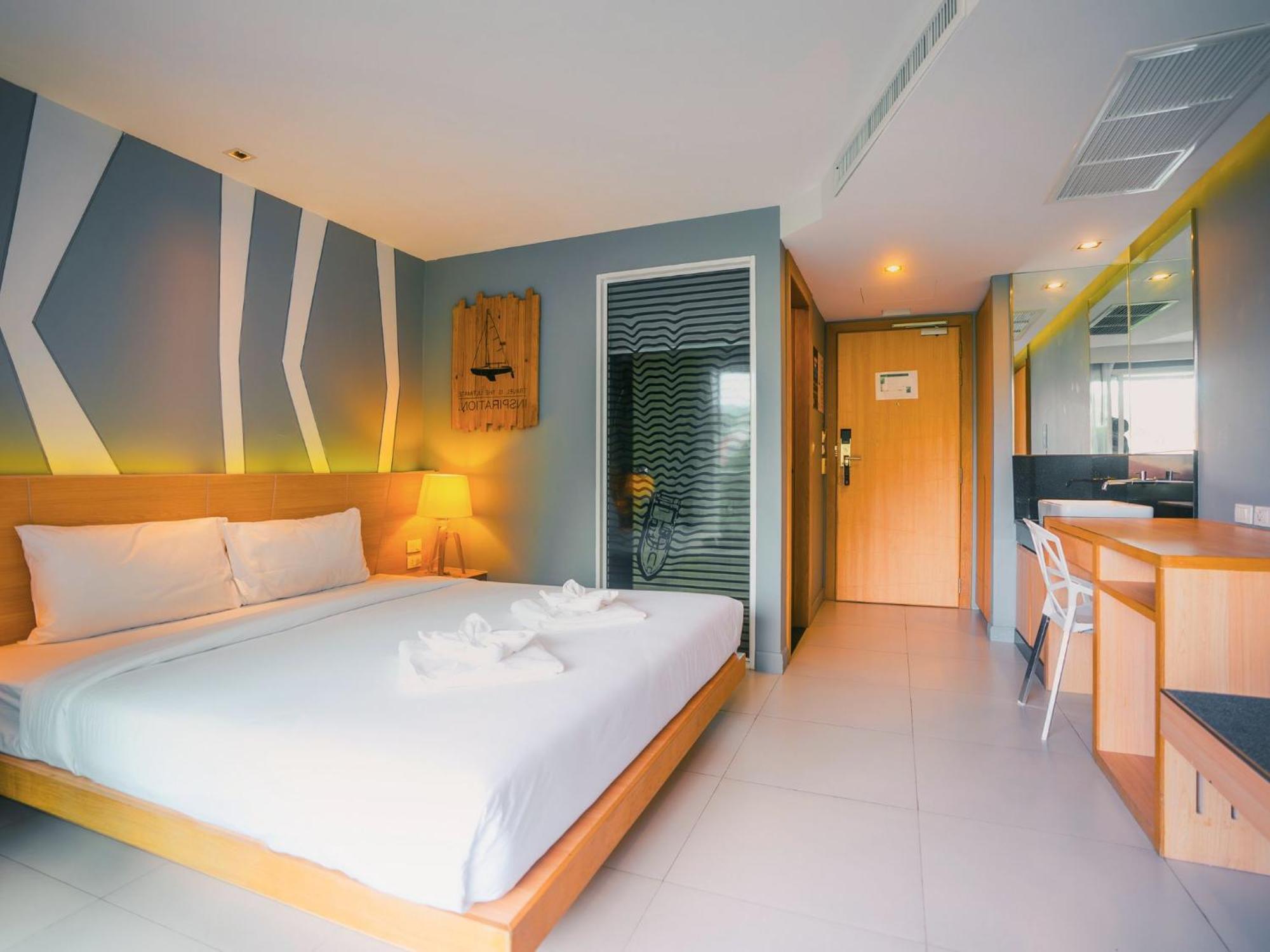 Mad Monkey Phuket Hostel Patong Exterior photo