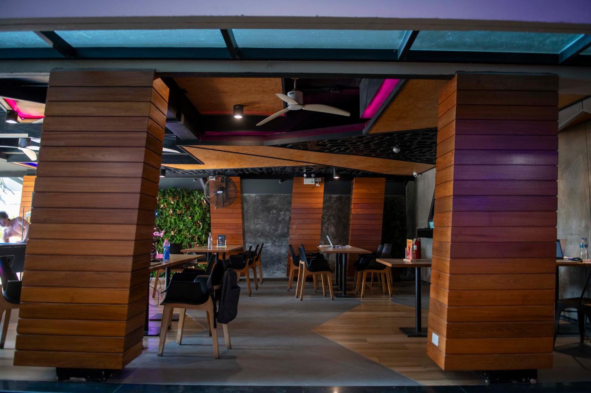 Mad Monkey Phuket Hostel Patong Exterior photo